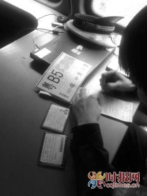 交巡警正对临时车牌进行检查和登记