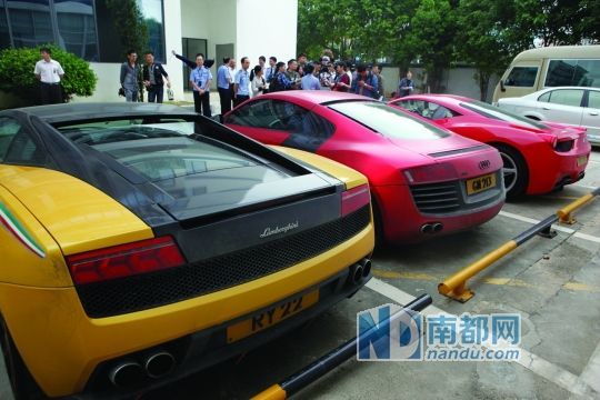十几辆港牌超跑申请临时入境到沿江高速飙车，被深圳交警抓获归案。南都记者王子荣　摄