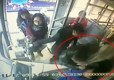 监控视频记录司机“打不还手”过程。 监控视频记录司机“打不还手”过程。