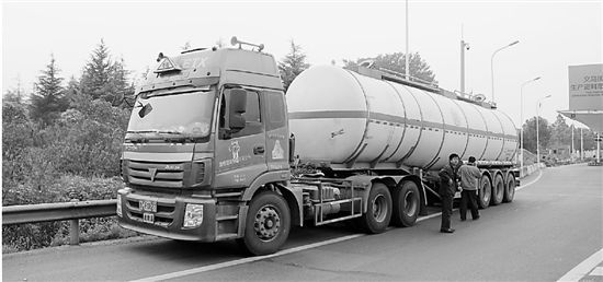 拉苯的槽罐车。