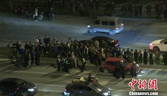 图为监控所拍醉酒男子(图中灰白衣服者)被制服瞬间。 警方监控视频截图 摄