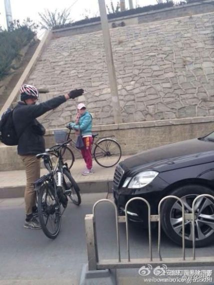 老外拦轿车拒绝其上非机动车道