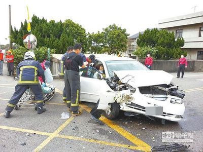 苗栗县苑里镇11月15日上午传死亡车祸,61岁曾姓男子驾车载妻女上香返家途中,疑因精神不济自撞电杆,造成女儿伤重不治。来源:台湾《中国时报》 苗栗县苑里镇11月15日上午传死亡车祸,61岁曾姓男子驾车载妻女上香返家途中,疑因精神不济自撞电杆,造成女儿伤重不治。来源:台湾《中国时报》