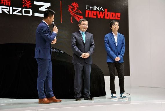 DOTA职业选手、TI4世界冠军成员王兆辉（右）亮相助阵