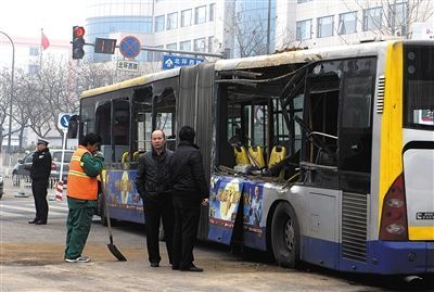 昨日5时许,亦庄镇政府门口,一辆渣土车闯红灯后撞上一辆公交车致两人受伤。新京报记者 高玮 摄 昨日5时许,亦庄镇政府门口,一辆渣土车闯红灯后撞上一辆公交车致两人受伤。新京报记者 高玮 摄