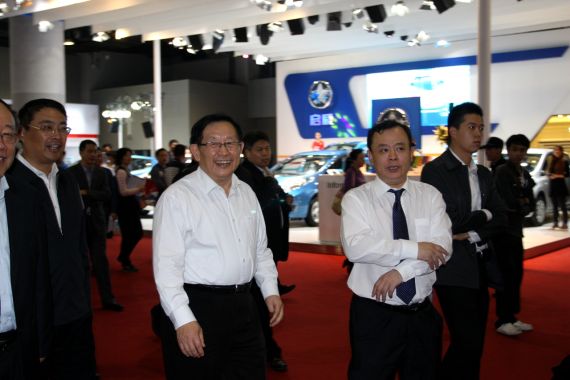 万钢突临广州车展 多次俯身看底盘