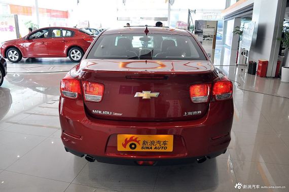 男子斗气顶车飚2公里 撞断电线杆致停电