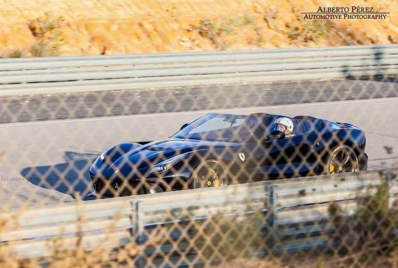 法拉利F12 TRS日前现身西班牙南部的Monteblanco赛道