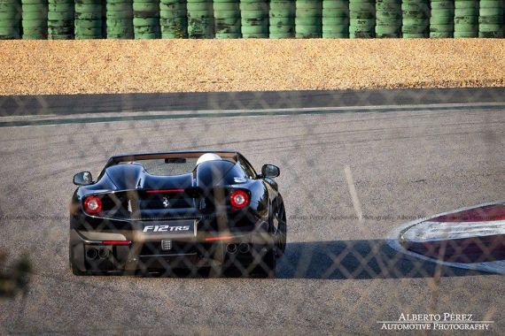 法拉利F12 TRS黑色版谍照