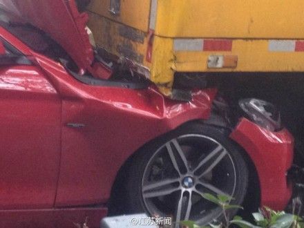 车头陷入前车车尾 车头陷入前车车尾