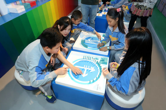 星愿基地志愿者与学生们一起互动游戏