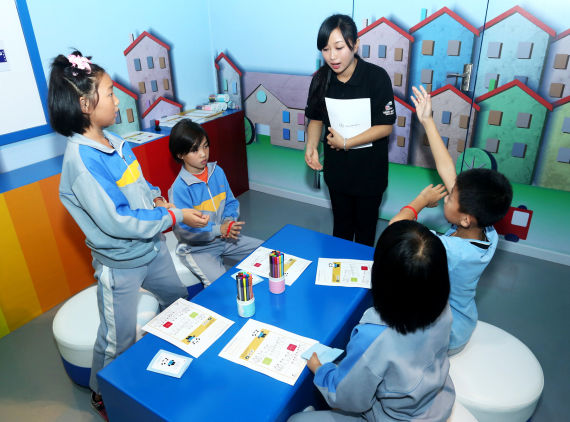 星愿基地志愿者向学生讲授交通安全知识