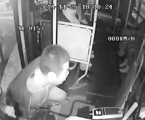 公交女司机遭男子暴打 满车乘客无人制止 公交女司机遭男子暴打 满车乘客无人制止