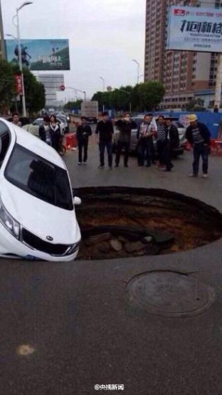 公路突现塌陷大坑将一辆小轿车吞没