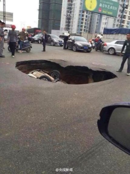 公路突现塌陷大坑将一辆小轿车吞没