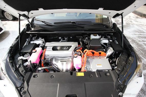 发动机舱不复杂 定期检查动力转向油液