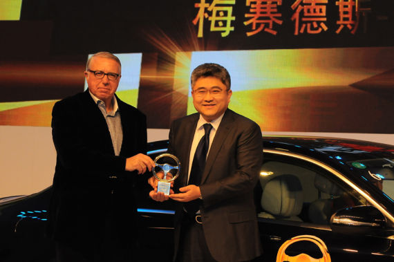 2014中国金方向盘颁奖典礼 德国AUTO BILD主编Joachim R Walther先生 为 北京梅赛德斯-奔驰销售服务有限公司销售与市场营销执行副总裁 段建军 先生 颁发奖杯