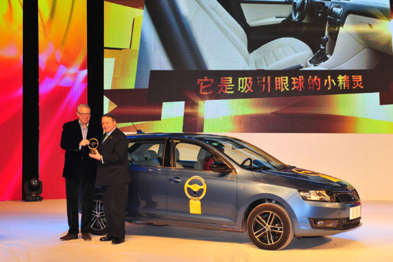 2014中国金方向盘颁奖典礼 德国AUTO BILD主编Joachim R Walther先生 为 上海大众汽车有限公司 第一副总经理兼商务执行副总经理宋寅哲先生Mr Alexander Seitz 颁发奖杯 与获奖车辆合影