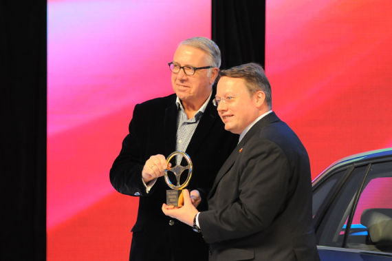 2014中国金方向盘颁奖典礼 德国AUTO BILD主编Joachim R Walther先生 为 上海大众汽车有限公司 第一副总经理兼商务执行副总经理宋寅哲先生Mr Alexander Seitz 颁发奖杯