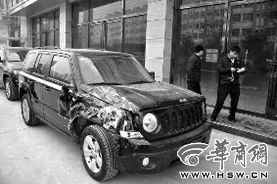 唐某驾驶试驾车辆侧翻在地 网友供图 唐某试驾时撞坏的吉普越野车 华商报记者 丁瑜 摄