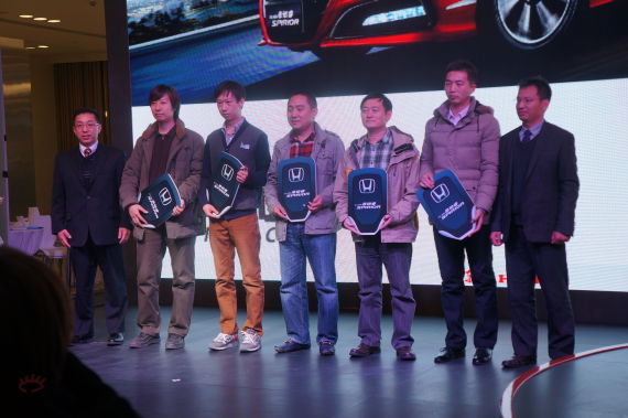 北京上市会现场，向首批车主交钥匙