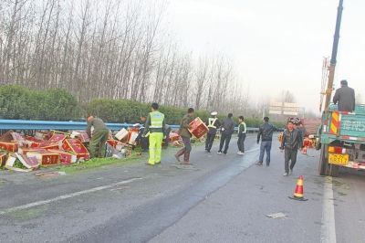 货车侧翻十吨青椒散落高速路 村民合力帮捡 货车侧翻十吨青椒散落高速路 村民合力帮捡