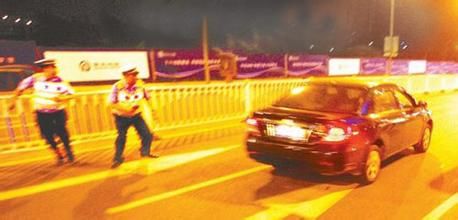 20岁小伙酒驾闯关拖行辅警数十米获刑2年