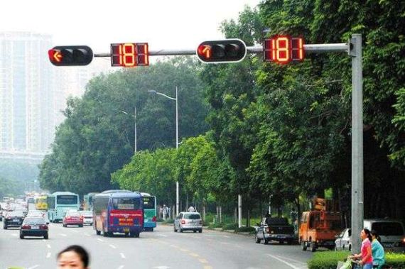 主干道路口红灯4分钟绿灯30秒遭网友吐槽 主干道路口红灯4分钟绿灯30秒遭网友吐槽
