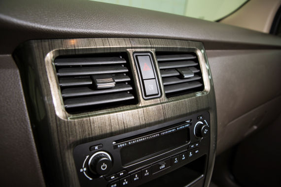 五菱宏光V内饰图片曝光 延用家族化风格 五菱宏光V内饰图片曝光 延用家族化风格