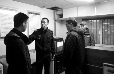 民警调解两名在地铁打架的年轻人。　京华时报记者陶冉摄