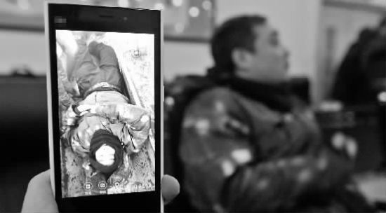 有乘客用手机拍下了杨洋晕倒时的照片 本报记者 王强 摄 有乘客用手机拍下了杨洋晕倒时的照片 本报记者 王强 摄