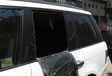 路虎玻璃被砸 车主报警称失窃