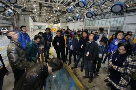 碰撞点附近安置有高强度照明装置 一个记录底盘情况的摄像机也安放在透明板下方