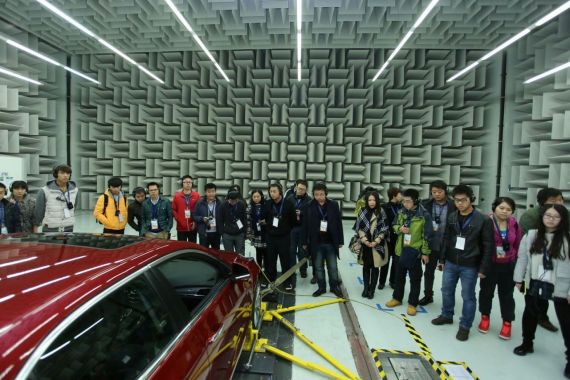 半消声室，五面墙壁都被这样的吸声尖劈覆盖，试验车辆被固定在测功机上