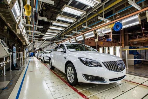 组装完成正待下线的新车