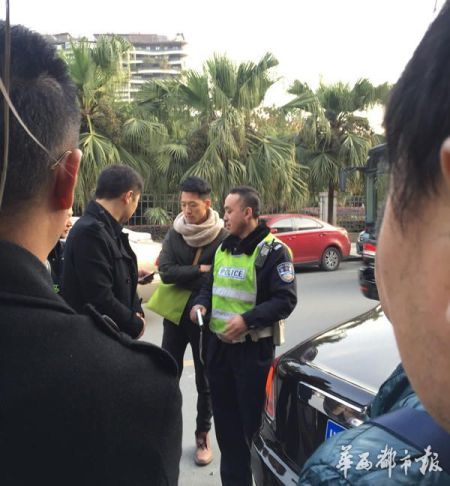 男子骑电瓶车撞凹劳斯莱斯 或面临几十万元赔偿