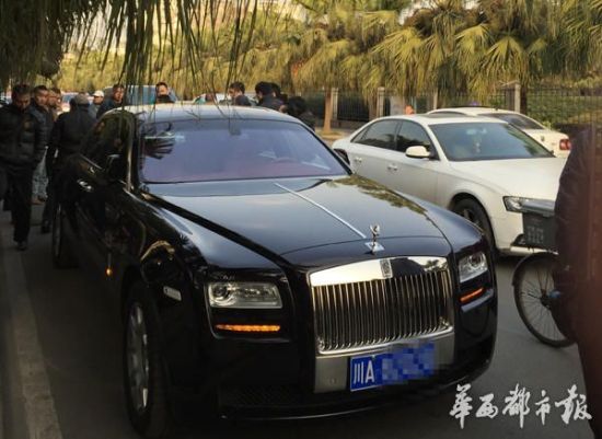 男子骑电瓶车撞凹劳斯莱斯 或面临几十万元赔偿