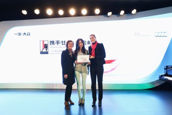 Sandra Goeres女士、Helga Rabl-Stadler女士与获得2015萨尔斯堡音乐节奥迪尊享之旅的幸运观众合影 Sandra Goeres女士、Helga Rabl-Stadler女士与获得2015萨尔斯堡音乐节奥迪尊享之旅的幸运观众合影