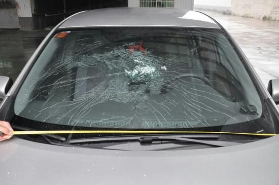 老板因员工不挪车怒砸其车 老板因员工不挪车怒砸其车