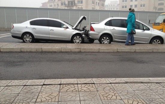 男子开车撞对手 伪装交通事故