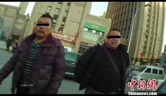 执法记录仪中显示,闹事者长得五大三粗。 徐公宣 摄 执法记录仪中显示,闹事者长得五大三粗。 徐公宣 摄