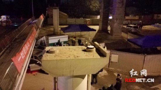 长沙万家丽北路月湖公园路段,一座过街天桥被大货车撞倒。(网友供图) 长沙万家丽北路月湖公园路段,一座过街天桥被大货车撞倒。(网友供图)