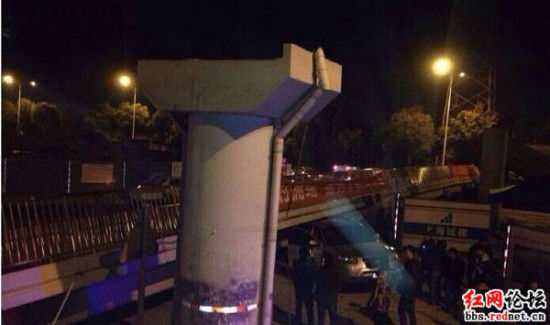 长沙万家丽北路月湖公园一过街天桥被大货车撞倒。(网友供图) 长沙万家丽北路月湖公园一过街天桥被大货车撞倒。(网友供图)