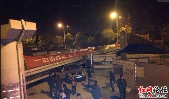 长沙万家丽北路月湖公园一过街天桥被大货车撞倒。(网友供图) 长沙万家丽北路月湖公园一过街天桥被大货车撞倒。(网友供图)