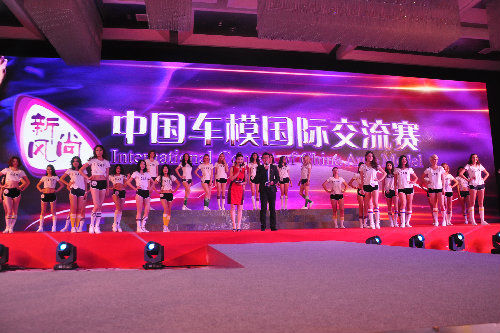 选手们身着代表抵制低俗车模现象的“i can’t”t恤集体亮相 选手们身着代表抵制低俗车模现象的“i can’t”t恤集体亮相