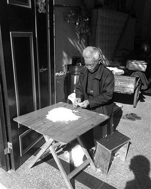 朴实的老汉正坐在家门口做手工 朴实的老汉正坐在家门口做手工