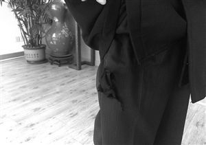 男子利用车辆颠簸,用刀片划开老汉裤子 图片来源:台州19楼 男子利用车辆颠簸,用刀片划开老汉裤子 图片来源:台州19楼