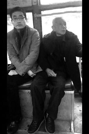 男子偷钱过程被乘客拍下 视频截图 男子偷钱过程被乘客拍下 视频截图