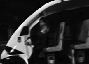 网友拍摄的视频里面能够看见男孩驾驶着巡逻车 