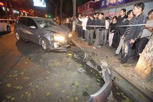 育才路车祸现场